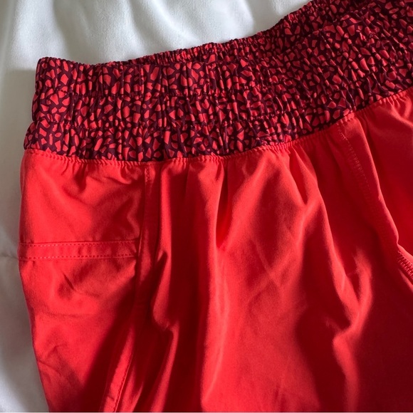 🆕❤️ Lululemon Tracker Short III - Alarming Miss Mosaic Red Grape - Picture 5 of 11